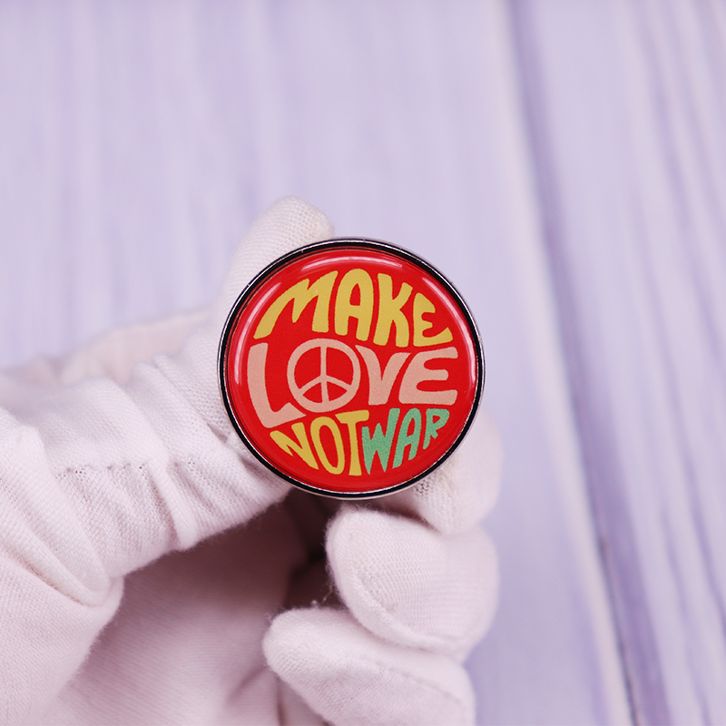 Make Love Not War Pin Brooch I - Jewelry Making Quotes recensione e prezzo